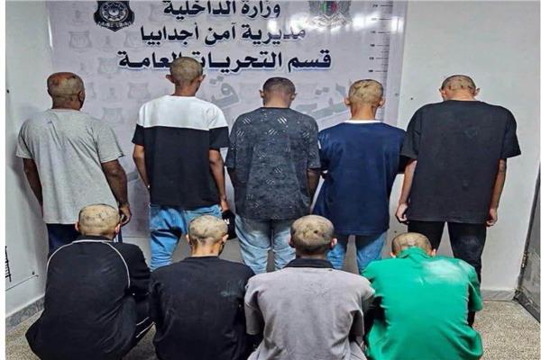 الأمن الليبي يحلق رؤوس مجموعة من مشجعي منتخب الأرجنتين تسببوا في اضطرابات عامة