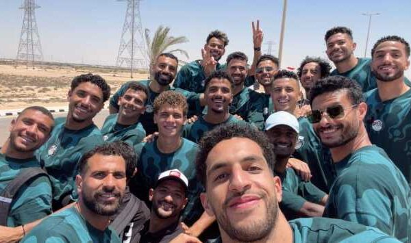 الجماهير تلتقط صور «سيلفي» مع صلاح ونجوم الفراعنة في العلمين (فيديو)