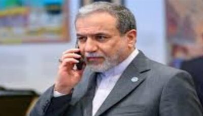 وزير الخارجية الإيراني يصل إلى مسقط لبحث الأوضاع في مضيق هرمز