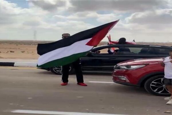 علم فلسطين يتصدر مشهد استقبال منتخب مصر في العلمين