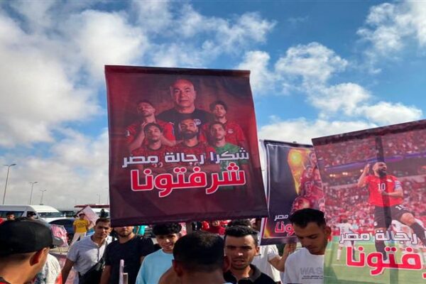 بالأعلام ورسائل الشكر.. زحف جماهيري من الإسكندرية إلى العلمين لاستقبال نجوم منتخب مصر