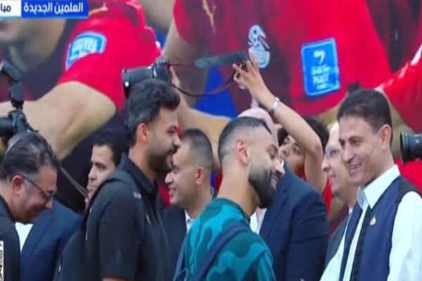 لاعبو المنتخب يغادرون صالة مطار العلمين وسط استقبال جماهيري حافل