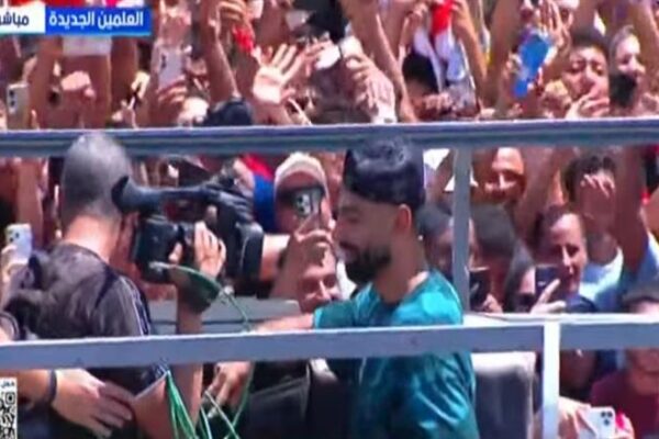 انطلاق مسيرة الأبطال.. الحافلة المكشوفة لمنتخب مصر تتحرك وسط حشود جماهيرية في العلمين