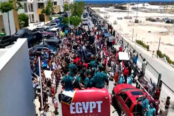 جماهير حاشدة تقف أمام فندق بعثة المنتخب بالعلمين احتفالًا بإنجاز الفراعنة