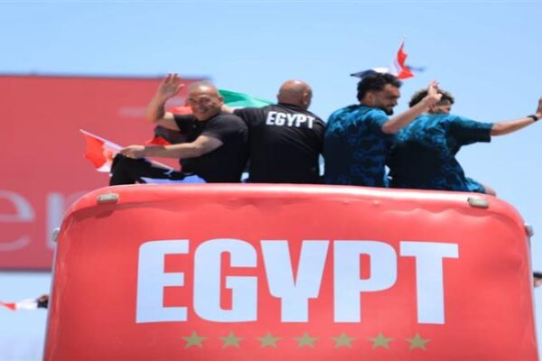 حشود وأعلام وهتافات.. كواليس الموكب الأسطوري لـ«الفراعنة» على طريق العلمين
