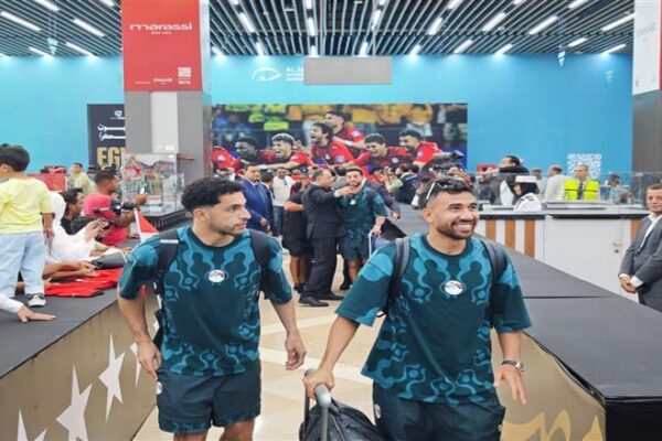 رسائل فخر واحتفال في العلمين الجديدة بعودة بعثة المنتخب (فيديو)