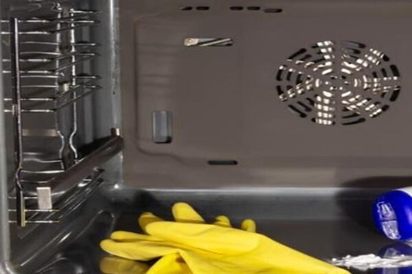 بدون مواد كيميائية.. أسرع طريقة لتنظيف زجاج الفرن
