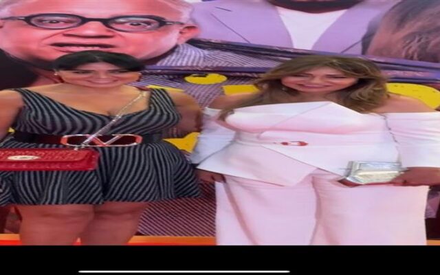 ليلى علوي تدعم المنتخب بإطلالة بيضاء بعرض «ابني مين فيهم؟»: «يارب اللون يكون بشرة خير ونكسب»