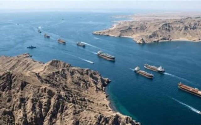 مسؤول سابق في البنتاجون: مضيق هرمز مياه دولية.. والهجمات الإيرانية تهدد الملاحة