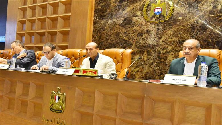 محافظ أسيوط يعتمد مشروع موازنة 2026-2027 والمخططات التفصيلية لقرى القوصية