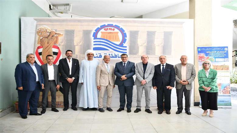 محافظ قنا يتفقد معرض الحرف التراثية ويؤكد دعم الصناعات الحرفية وتطويرها