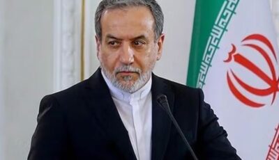 وزير الخارجية الإيراني يصل مسقط لاجراء محادثات حول مضيق هرمز