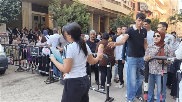 بالمراوح والمياه، دخول طلاب الثانوية العامة اللجان لأداء امتحاني الفيزياء والتاريخ بالدقهلية