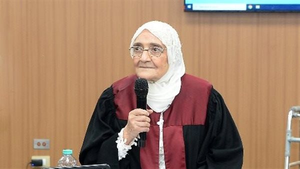 الباحثة الثمانينية تتوج بالدكتوراه من جامعة المنصورة في قصة كفاح ملهمة