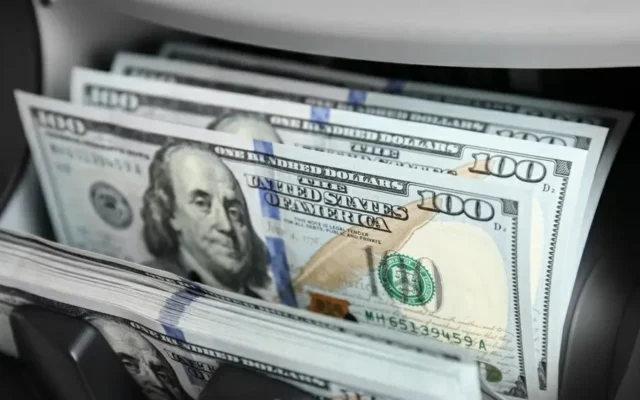 الدولار يحافظ على أعلى مستوياته الأسبوعية أمام العملات – أخبار السعودية