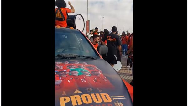 بـ”الطرومبيطة والأعلام”، الجماهير تستعد لاستقبال لاعبي المنتخب بالعلمين الجديدة (فيديو)