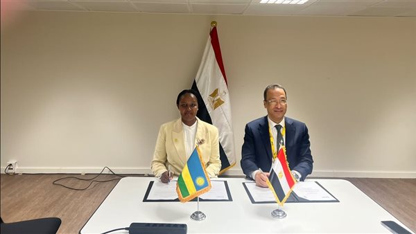 وزير الاتصالات يوقع مع نظيرته الرواندية مذكرة تفاهم لتعزيز التعاون