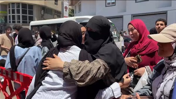 أولياء الأمور يشاركون طلاب الثانوية العامة فرحتهم بسهولة امتحاني التاريخ والفيزياء (فيديو)