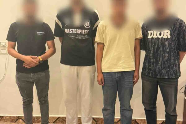 ضبط طالب و3 وسطاء يروجون لبيع سماعات الغش في الامتحانات عبر مواقع التواصل
