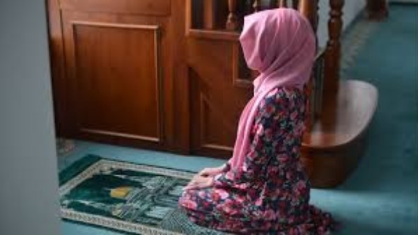 هل يجوز رد السلام بالإشارة أثناء الصلاة؟.. الإفتاء توضح التصرف الصحيح