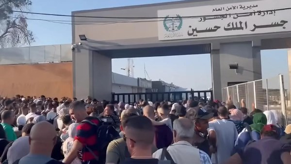 إضراب بالجانب الإسرائيلي يعطل حركة السفر عبر جسر الملك حسين ويمنع عبور نصف الحافلات