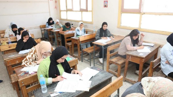 ضبط 7 هواتف و12سماعة غش ونقل 6طلاب للمستشفيات خلال امتحانات الثانوية العامة بالمنيا