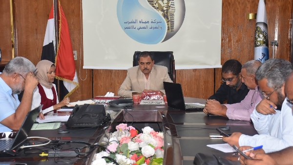 مياه الأقصر تتابع معدلات تنفيذ مشروع الصرف الصحي المتكامل بإسنا والطود