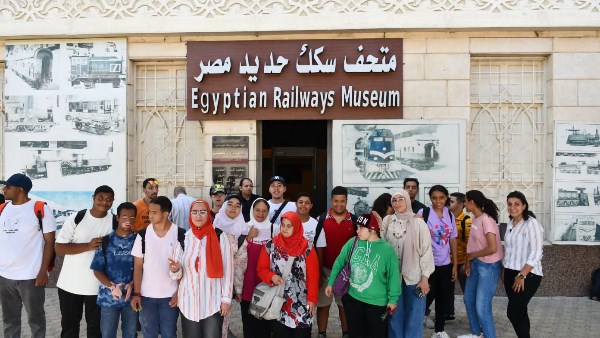اتوبيس الفن الجميل.. متحف السكة الحديد يستقبل المبدعين الشباب وذوي الهمم