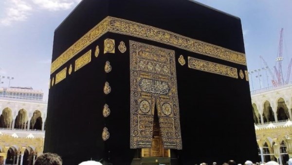 قصة بناء الكعبة.. هل طاف المسلمون والمشركون بها معا؟| الإفتاء توضح