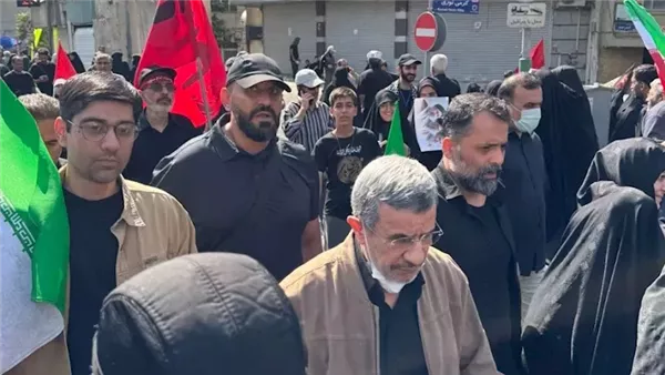 بعد ظهوره المفاجئ في مراسم تشييع خامنئي، ما الدور الذي سيلعبه أحمدي نجاد؟