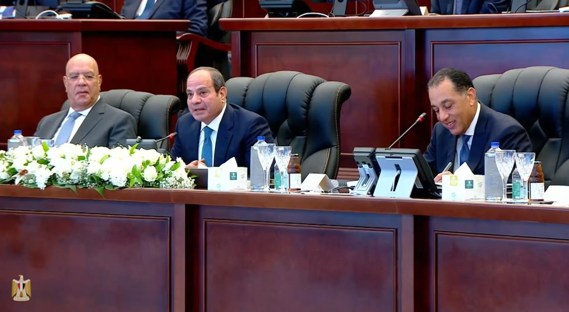 الرئيس السيسي للمسئولين: لا يجب تجاهل الأزمات البسيطة لأن تفاقهما يؤدي لتأثيرات سلبية