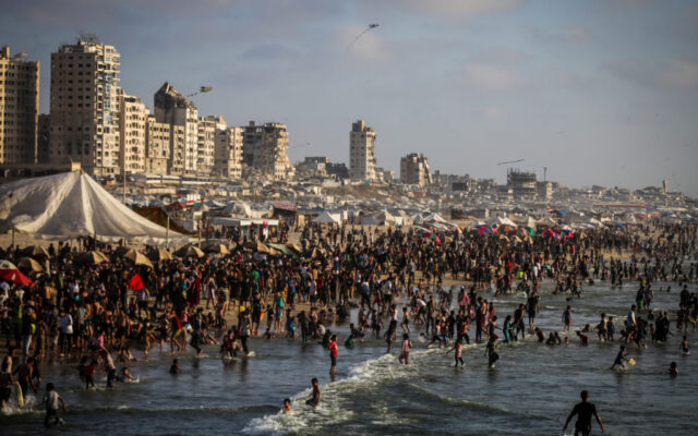 Gaza’s sea remains a haven for vacationers despite the shortage of rescue teams