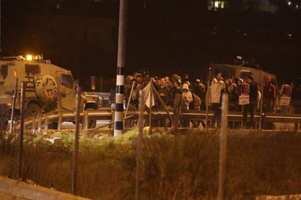 مصادر فلسطينية: إصابات في هجوم واسع للمستعمرين شرق رام الله