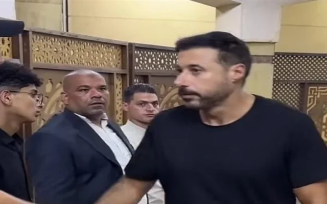 أحمد السعدني يقطع شهر العسل لمواساة عائلة المنتج ياسر صبحي