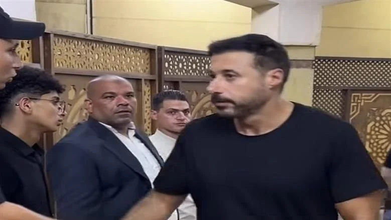 أحمد السعدني يقطع شهر العسل لمواساة عائلة المنتج ياسر صبحي