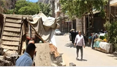 القاهرة تزيل أكشاك خردة عشوائية بمصر القديمة وتعيد الانضباط المروري