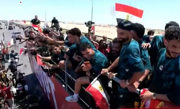 حشود جماهيرية تستقبل منتخب مصر في العلمين