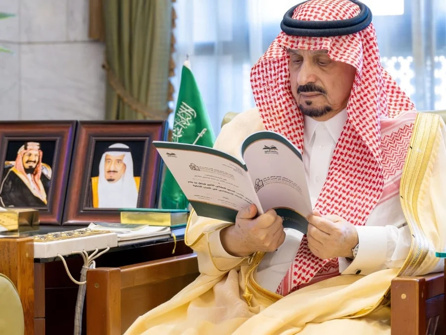 أمير الرياض يستعرض منجزات كرسي الذكاء الاصطناعي بجامعة شقراء