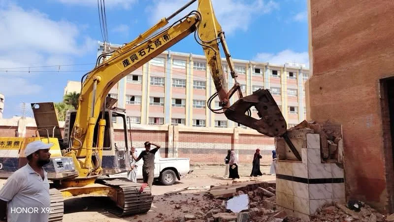 إزالة أسلاك وألعاب كهربائية خطرة من شاطئ بالنخيل في الإسكندرية