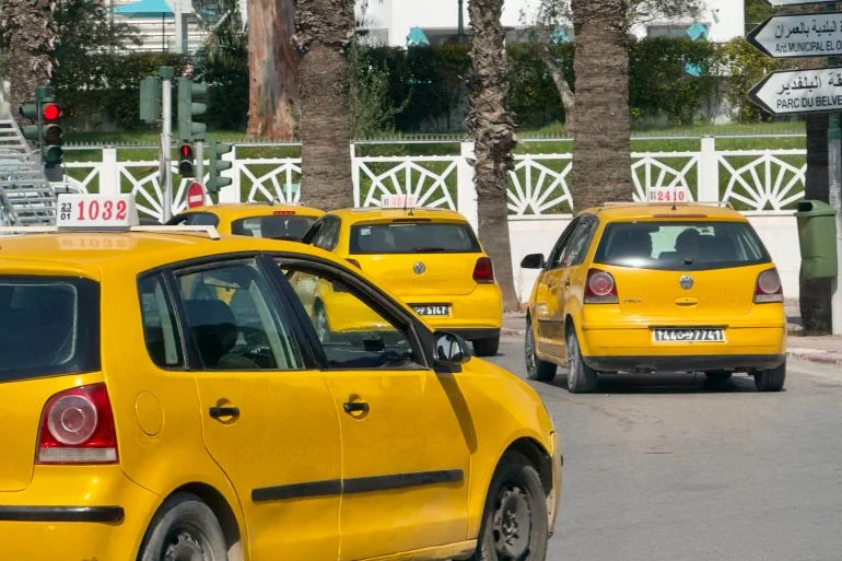 إضراب سيارات الأجرة في تونس.. مطالب بتطبيق تعريفة جديدة وتلويح بتصعيد
