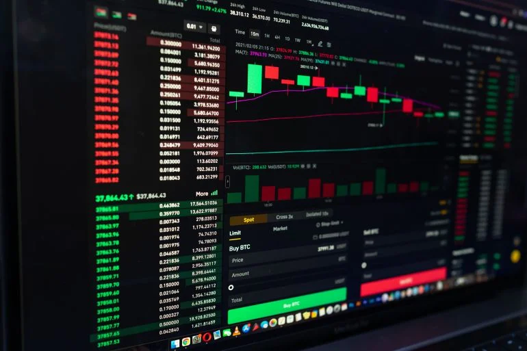 الائتمان الخاص يجذب الأفراد.. عوائد أعلى ومخاطر سيولة أقل وضوحا