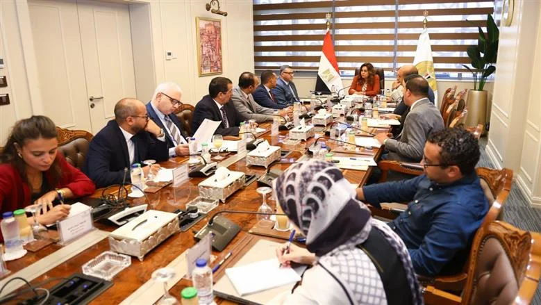 التنمية المحلية تبحث تسريع مشروع حينا في قنا مع الهابيتات