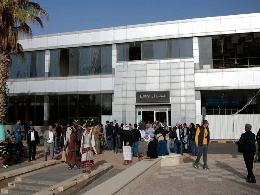 وزير النقل اليمني: منع طائرة إيرانية من الهبوط في صنعاء السبت