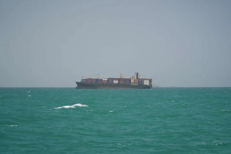 الحوثيون يجبرون ١٠ سفن على التراجع عن الموانئ السعودية بعد