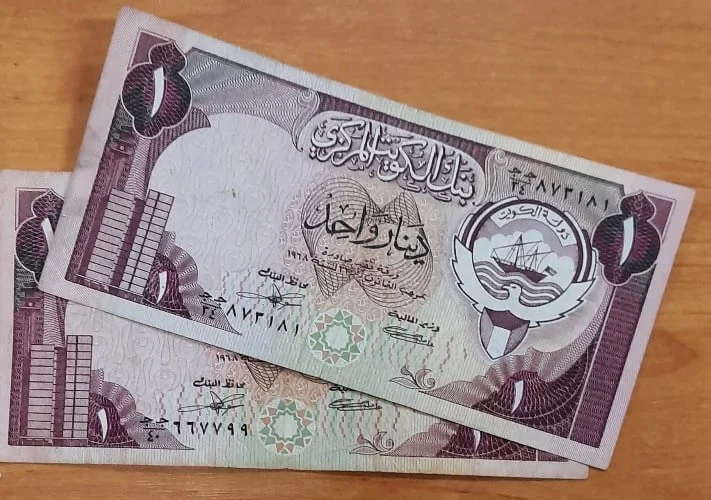 الدينار الكويتي يتباين هامشيا امام الجنيه مع بيع قرب 165 جنيها