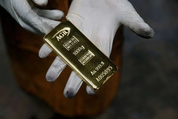 الذهب يخسر ١٣٠ دولارا في اسبوعين مع تجاوز برنت حاجز المئة دولار