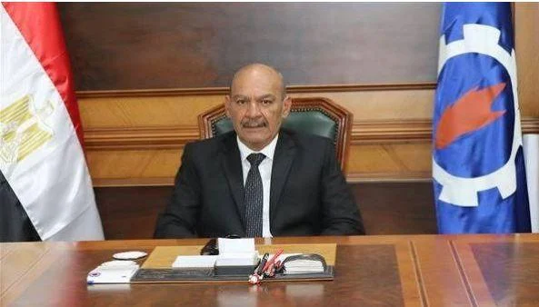 محافظ السويس يوجه بوقف أعمال النظافة وقت ذروة الحرارة حفاظ على سلامة العاملين
