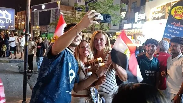 الغردقة تحتفل بتأهل مصر لدور الـ16.. سائحون ومواطنون يرفعون الأعلام معا