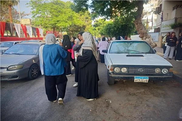 امتحان اللغة الإنجليزية للثانوية العامة يقسم آراء الطلاب بين السهل والصعب