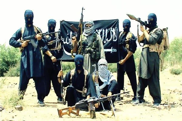تنظيم القاعدة في مالي يتبنى هجومًا دمّر عشرات صهاريج الوقود وقتل جنودًا